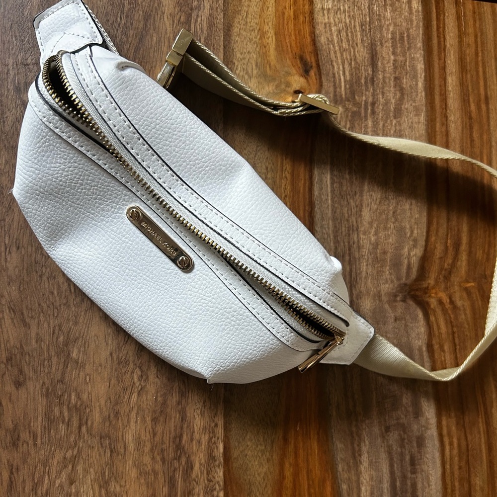 Michael Kors White Crossbody Bag Sleek Design